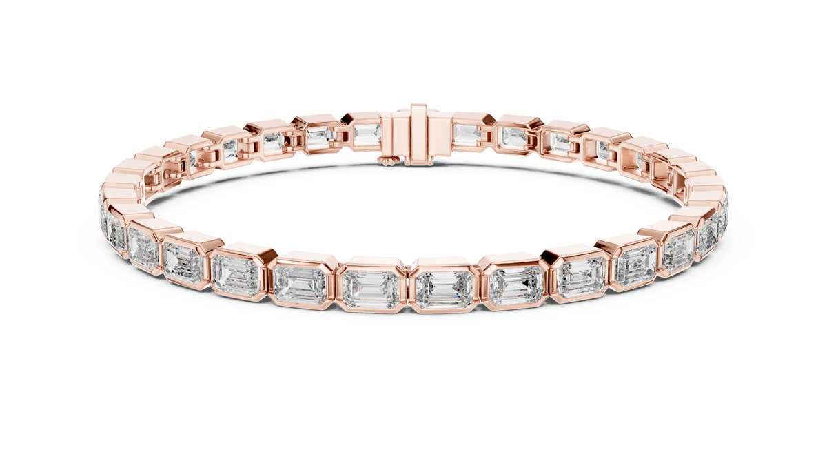 Tennisarmband met emeraldgeslepen diamanten in kastzetting — aanzicht 4