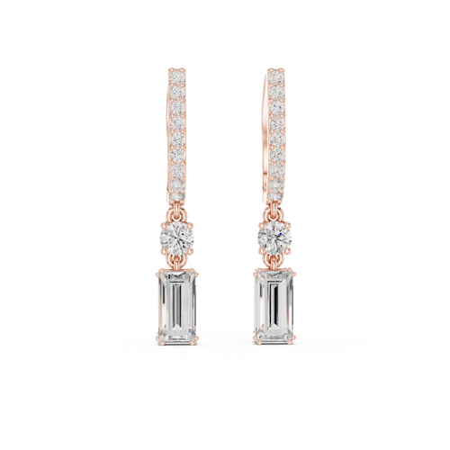 Kleine oorringen met emeraldgeslepen diamanthangers in roségoud — aanzicht 5