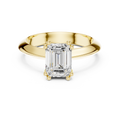 Solitairering met emeraldgeslepen diamant in geelgoud — aanzicht 1