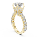 Ring met ronde diamant en oplopende zijstenen in geelgoud — aanzicht 1
