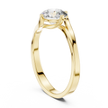 Solitairering met ronde diamant van 1 ct en gedraaid kruismotief in geelgoud — aanzicht 1
